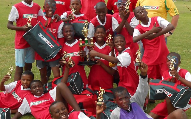 Baie geluk aan die Young Tigers van Stanford - Build It se o/13 Sokker toernooi wenners vanjaar. Hulle het eerste gekom uit 11 spanne en toon baie talent vir ons sokker toekoms.